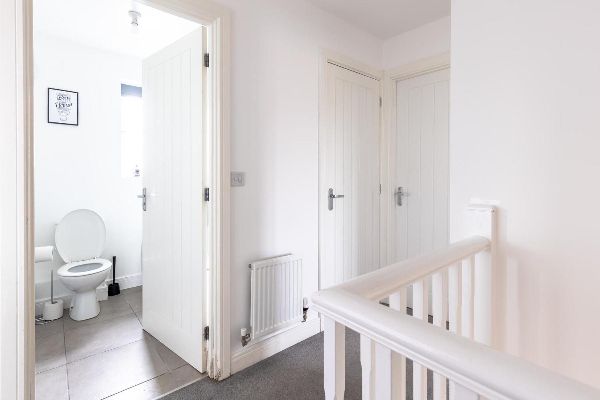 Spacious 4-Bedroom Home Near City Centre With Parking ノッティンガム エクステリア 写真