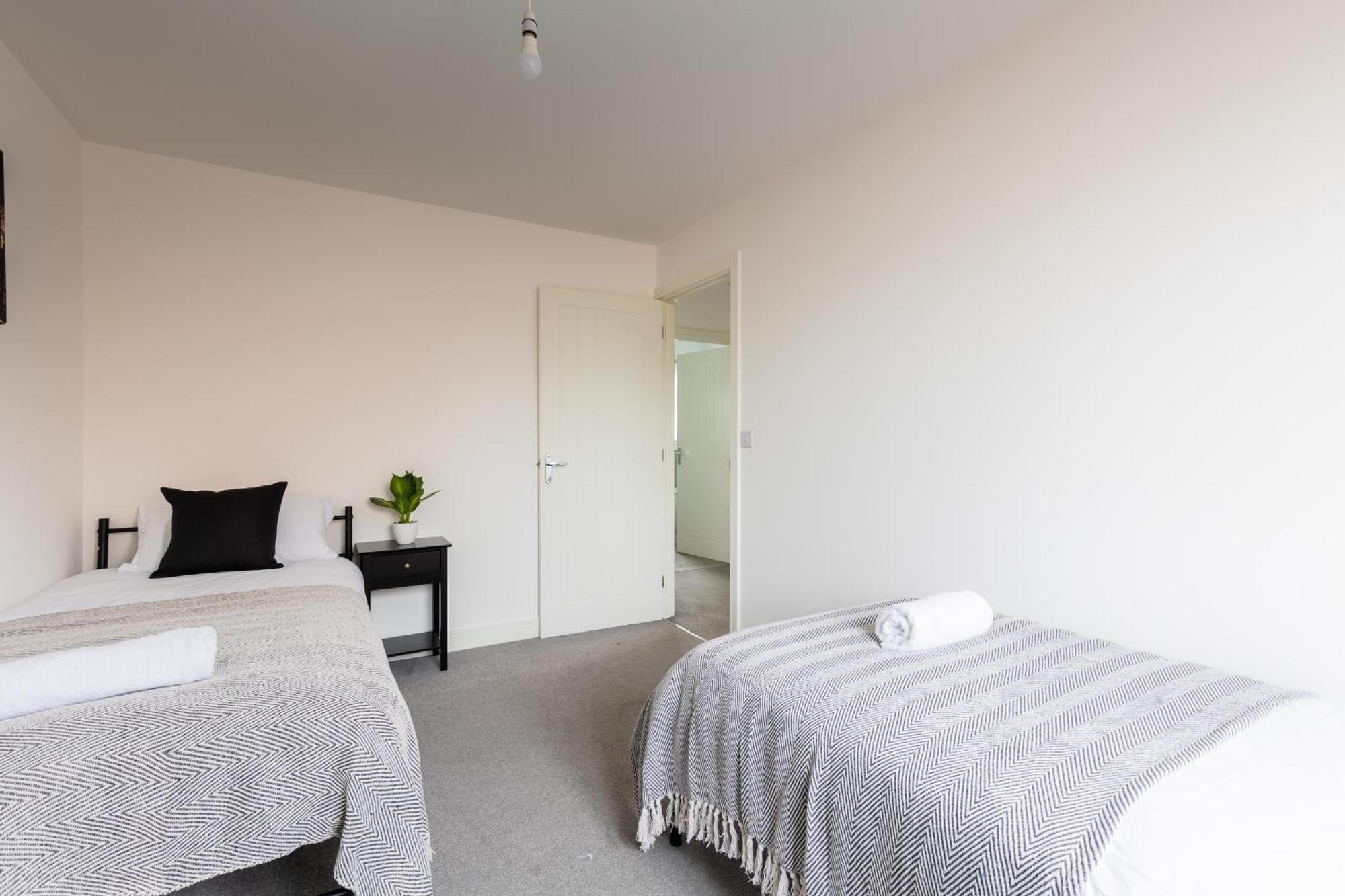 Spacious 4-Bedroom Home Near City Centre With Parking ノッティンガム エクステリア 写真