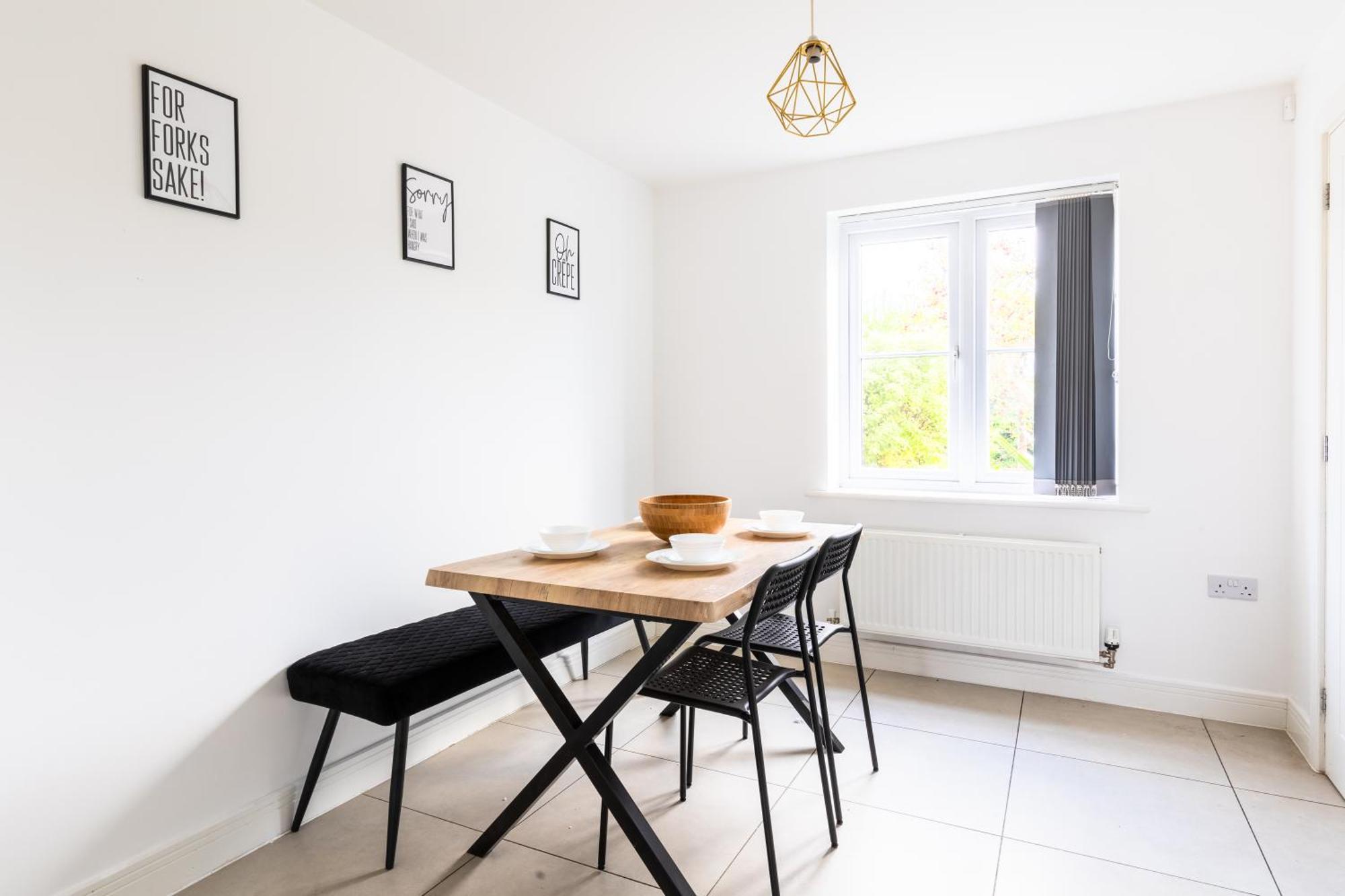 Spacious 4-Bedroom Home Near City Centre With Parking ノッティンガム エクステリア 写真