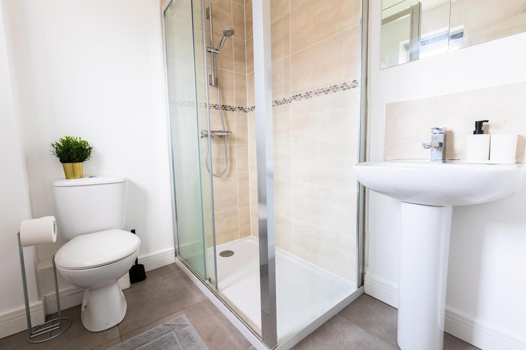 Spacious 4-Bedroom Home Near City Centre With Parking ノッティンガム エクステリア 写真